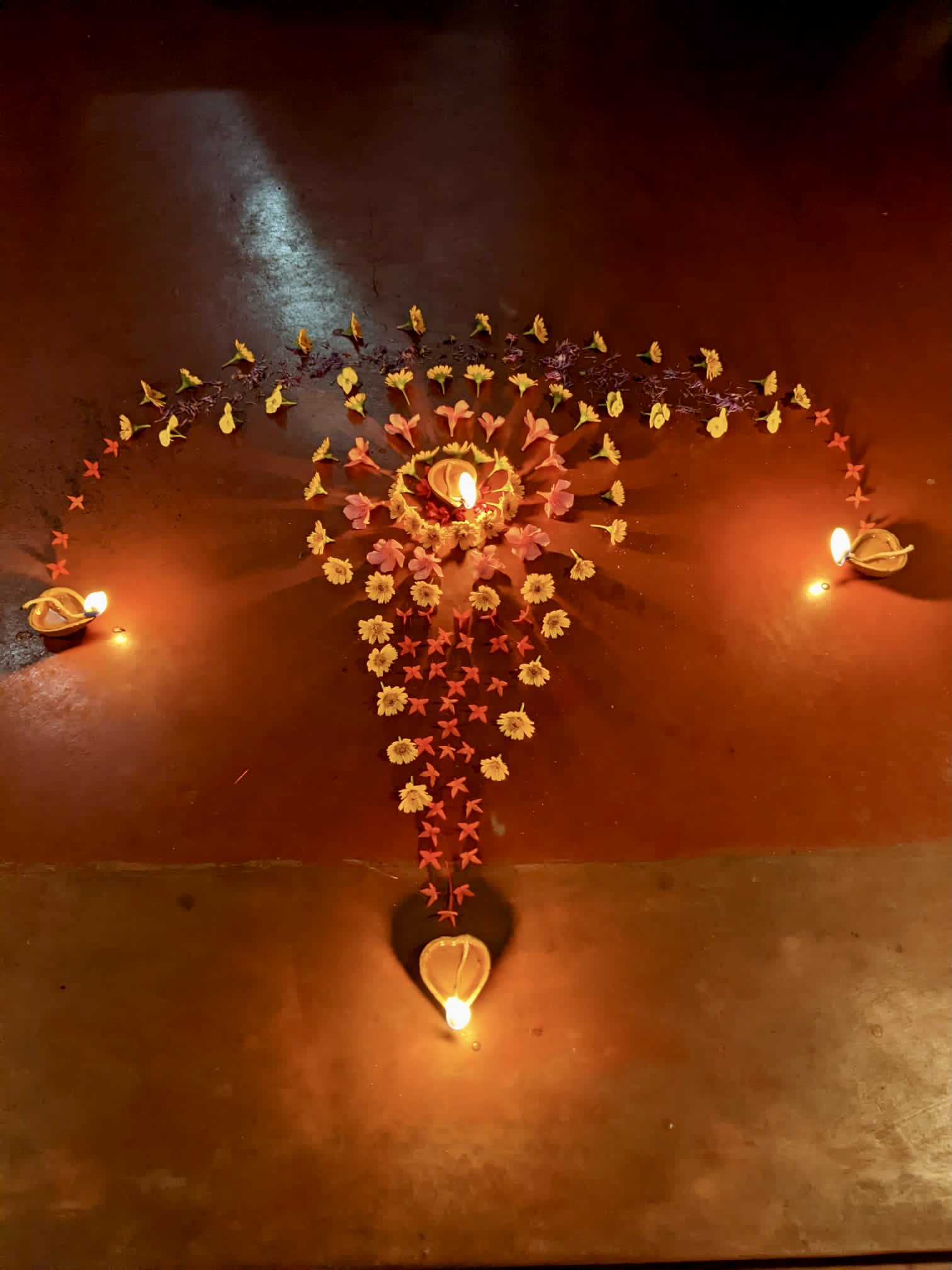Dijas und Blumen zu Divali im Ayurmana